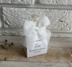 Podziękowanie dla gości z kokardą i kwiatami