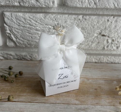 Podziękowanie dla gości z kokardką szyfonową.