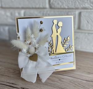 Pudełko Pamiątka Ślubu z Motywem Pary Młodej i Suszonymi Kwiatami