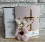 Zaproszenie na chrzest ze złotym krzyżem i suszonymi kwiatami