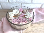 Dodaj odrobinę magii do ważnych chwil – wybierz personalizowaną świecę sojową z kwiatami na urodziny, która nie tylko pachnie, ale i zachwyca!