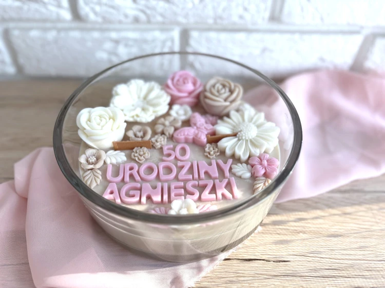 Dodaj odrobinę magii do ważnych chwil – wybierz personalizowaną świecę sojową z kwiatami na urodziny, która nie tylko pachnie, ale i zachwyca!