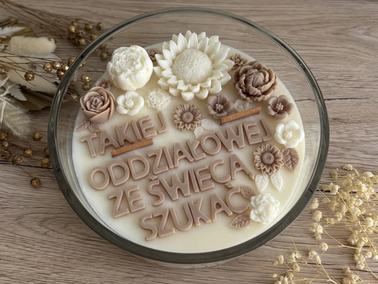 Świeca sojowa na prezent z personalizacją – ręcznie robiona, z kwiatami i napisem.