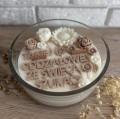 Świeca sojowa świetnie sprawdzi się jako upominek dla nauczycielki, opiekunki, koleżanki z pracy czy każdej wyjątkowej osoby, której chcesz podziękować za serce i zaangażowanie.