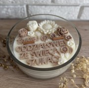 Świeca sojowa świetnie sprawdzi się jako upominek dla nauczycielki, opiekunki, koleżanki z pracy czy każdej wyjątkowej osoby, której chcesz podziękować za serce i zaangażowanie.