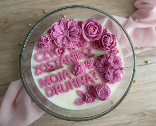 Świeca sojowa – „Czy zostaniesz moją druhną?”– ręcznie robiona, z kwiatami i napisem.