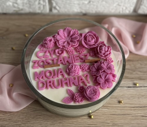 Świeca sojowa kremowo różowa z napisem.