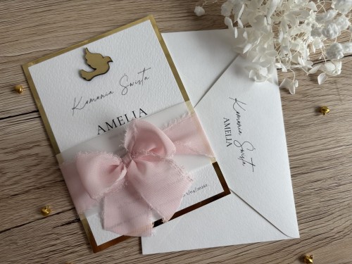 Zaproszenie na Komunię Świętą z szyfonową kokardą i złotym gołębiem.