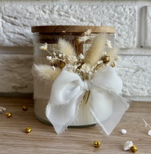 Świeca sojowa z suszonymi kwiatami i kokardą – elegancja w naturze