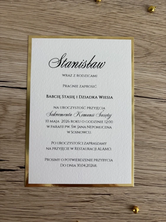 Wnętrze zaproszenia. Spód ze złotego kartonu, nadruk na papierze fakturowanym.