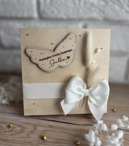 Drewniane pudełko pamiątkowe na chrzest – skrzydełka, kokarda, suszone kwiaty.