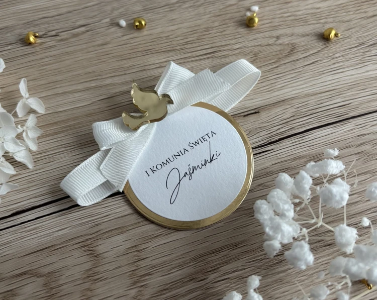 Opaska na zaproszenie z kokardką i złotym gołębiem.