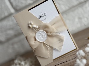 Zaproszenie na Komunię z wstążką i lakową pieczęcią