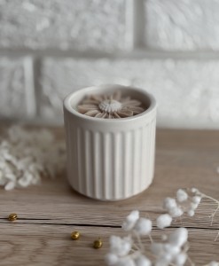 Świeca sojowa w ceramice ze stokrotką – Kaszmir i Róża