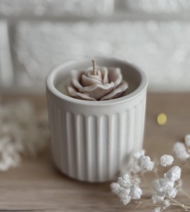 Świeca sojowa w ceramice z różą – Kaszmir i Róża 