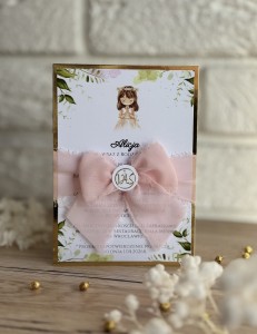 Zaproszenie na komunię  z dziewczynką i szyfonową kokardką