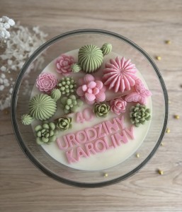 Świeca sojowa z kaktusami i napisem 