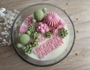 Świeca z naturalnego wosku sojowego z różowo-zielonymi kaktusami i dowolnym napisem.