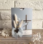 Zaproszenie na chrzest ze złotym krzyżem i suszonymi kwiatami 