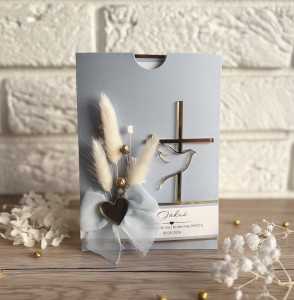 Zaproszenie na chrzest ze złotym krzyżem i suszonymi kwiatami 