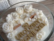 Biała świeca sojowa ze złotym personalizowanym napisem.