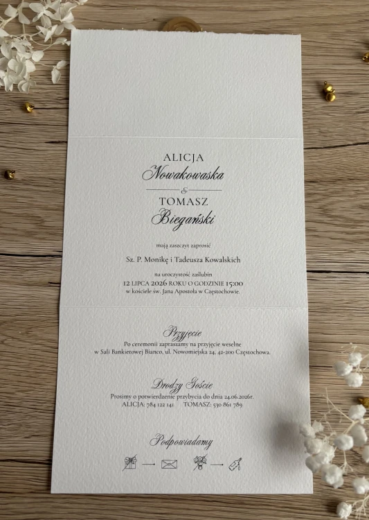 Wnętrze zaproszenia ślubnego na fakturowanym papierze.