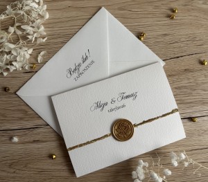 Eleganckie zaproszenia ślubne ze złoceniem i lakową pieczęcią