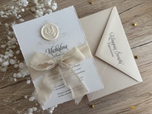 Zaproszenia na I Komunię Świętą z pieczęcią lakową – elegancja i subtelność