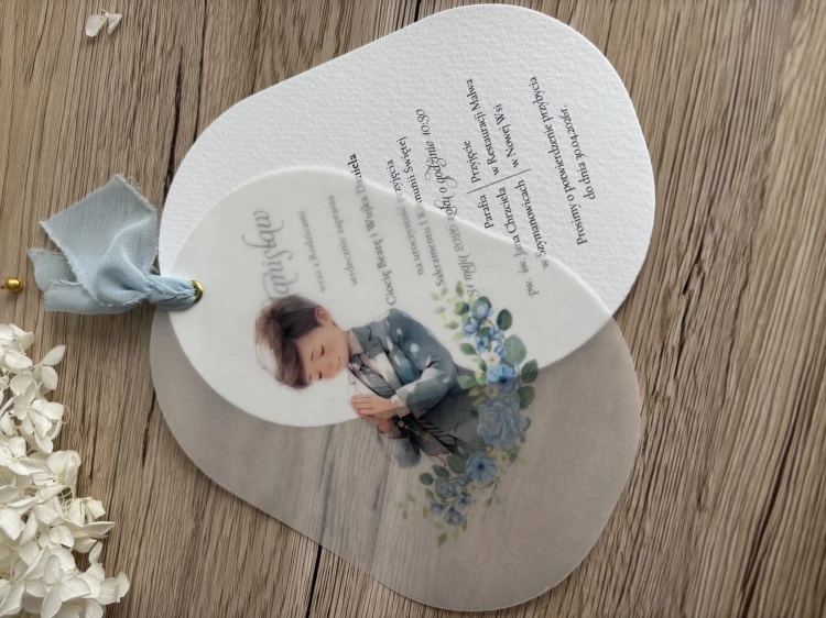 Personalizowane zaproszenie z kalką z wizerunkiem chłopca.