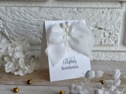 Elegancka winietka z fakturowanego papieru z imieniem i nazwiskiem gościa.