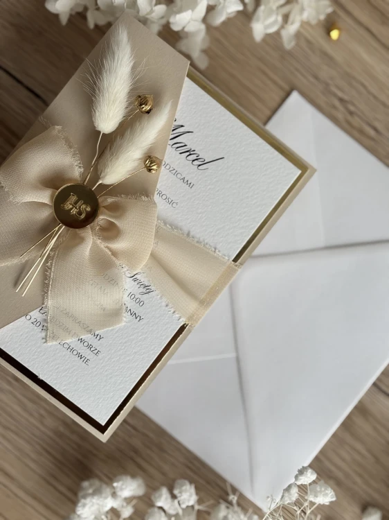 Eleganckie zaproszenia na komunię Świętą z szyfonową kokardą i kopertą w zestawie.