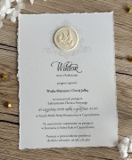 Zaproszenie na chrzest święty na fakturowanym papierze z rwanymi brzegami.