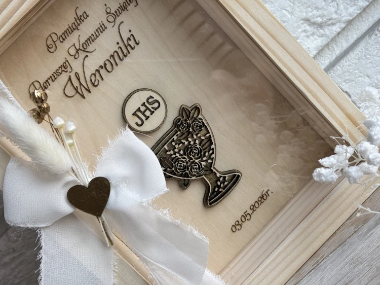 Personalizowana drewniana skarbonka z kielichem na Komunię Świętą.