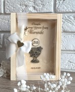 Personalizowana skarbonka z imieniem, datą i kielichem na Pierwszą Komunię Świętą.