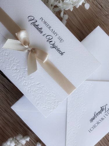 Zaproszenia na ślub – eleganckie z tłoczeniem, wstążką i kopertą.