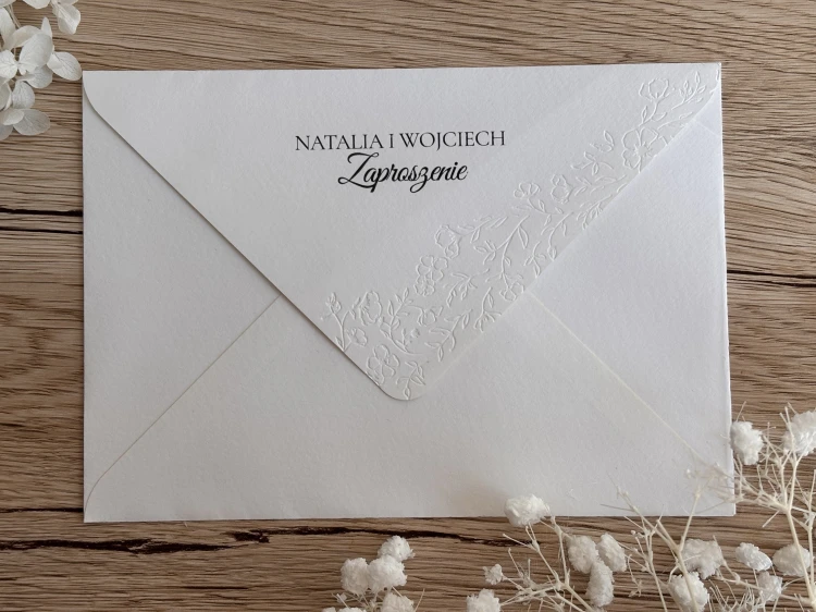 Koperta ozdobiona tłoczeniem.