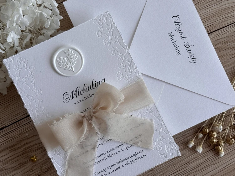 Eleganckie zaproszenie na Chrzest Święty z tłoczeniem, kokardą i pieczęcią.