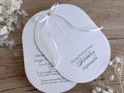 Eleganckie zaproszenie na Pierwszą Komunię Świętą z tłoczeniem krzyża i kielicha, białą wstążką i złotym detalem.
