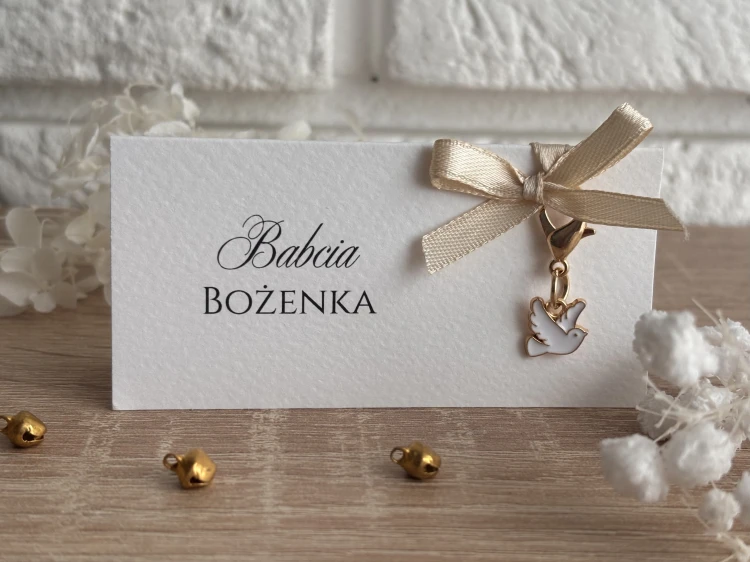 Winietki/ podziękowanie na stół z zawieszką gołąbkiem – personalizowane.
