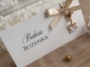 Winietka z satynową kokardką oraz uroczą zawieszką w kształcie gołąbka.