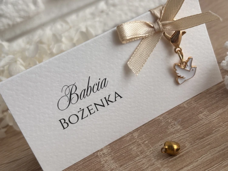 Winietka z satynową kokardką oraz uroczą zawieszką w kształcie gołąbka.