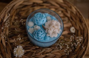 Mała świeca sojowa z kwiatami kremowo-niebieskimi -150g