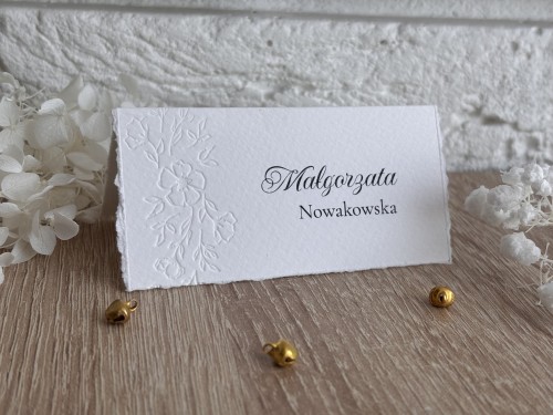 Winietka na stół z fakturowanego papieru z ozodbnym tłoczeniem.