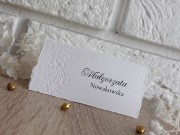 Winietka personalizowana z białego papieru z roślinnym tłoczeniem.