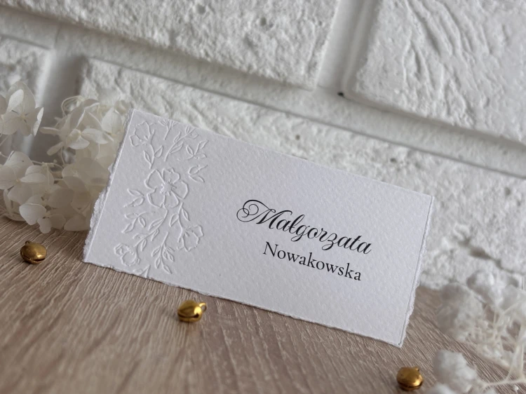 Winietka personalizowana z białego papieru z roślinnym tłoczeniem.