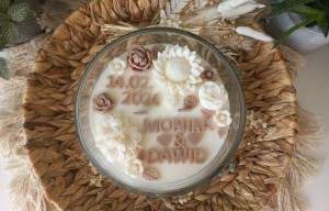 Duża świeca sojowa kremowo-beżowa z napisem -700g