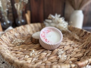 Świeca sojowa z suszonymi kwiatami w różowej ceramice -  80g