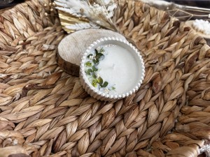 Świeca sojowa z suszonymi kwiatami w kremowej ceramice -  80g