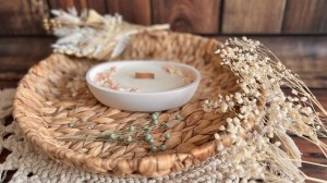 Świeca sojowa z suszonymi kwiatami w ceramicznej łódce -  180g