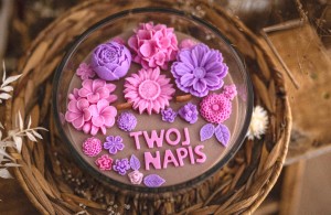 Duża świeca sojowa brązowo-fioletowa z napisem - 700g